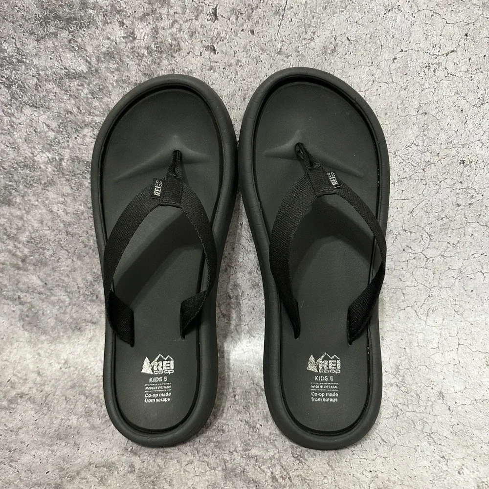 REI Co-op Flip Flop Kids 5 Black Eco-Friendly Sustainable Thong Sandals Scraps